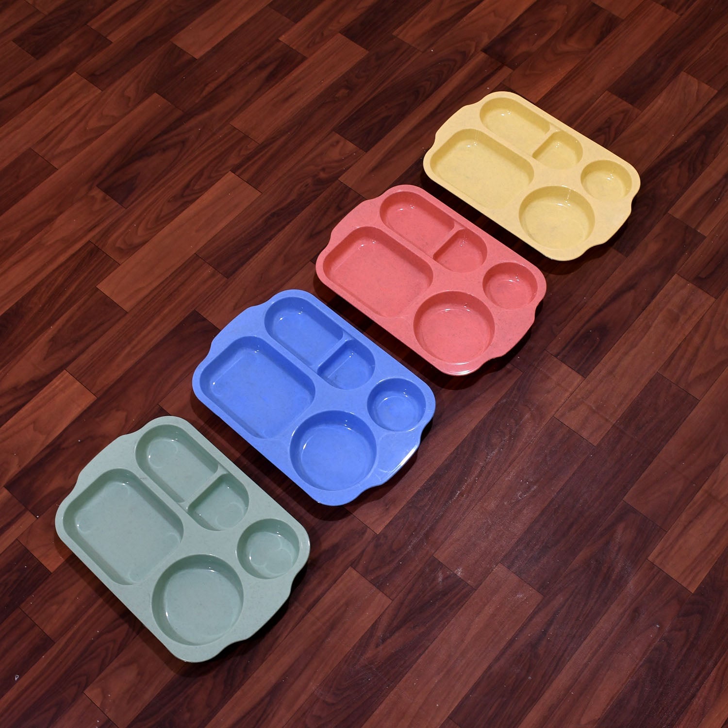 Colorful divided plates with 5 compartments, shatterproof and microwave safe, 32 cm, set of 4.