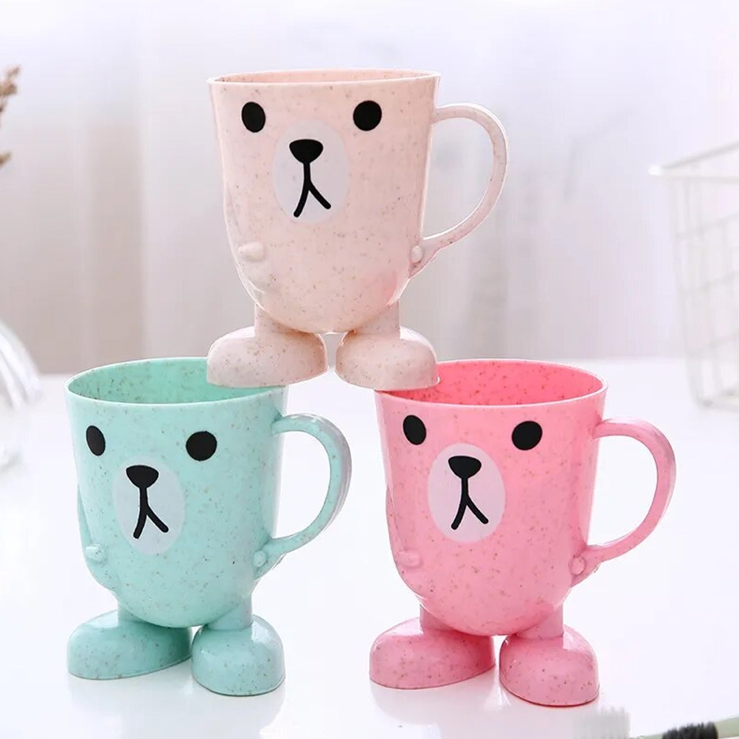 Toothbrush holder and cup with handle, suitable for children’s brushing and mouthwash.