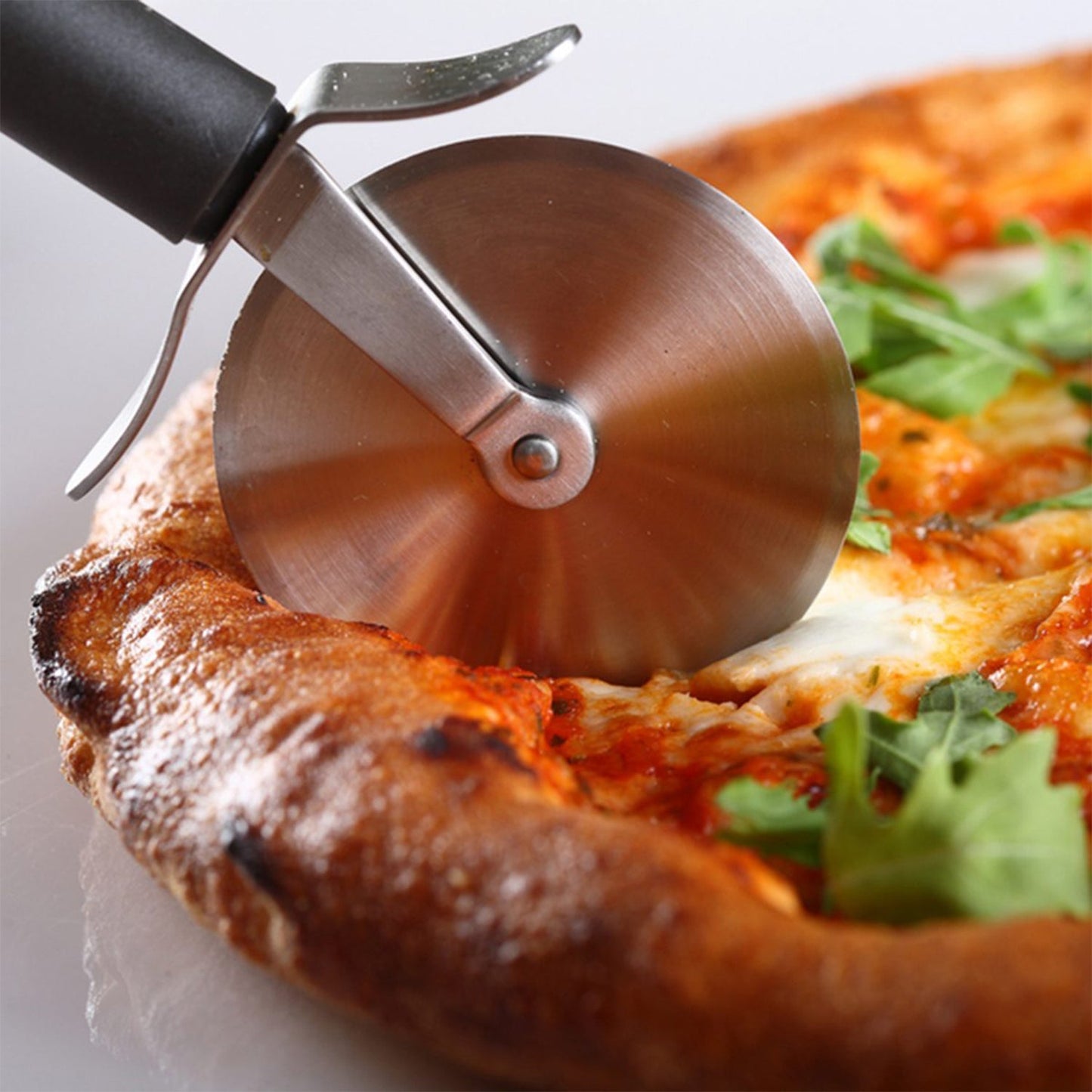 Easy-to-use wheel pizza cutter.