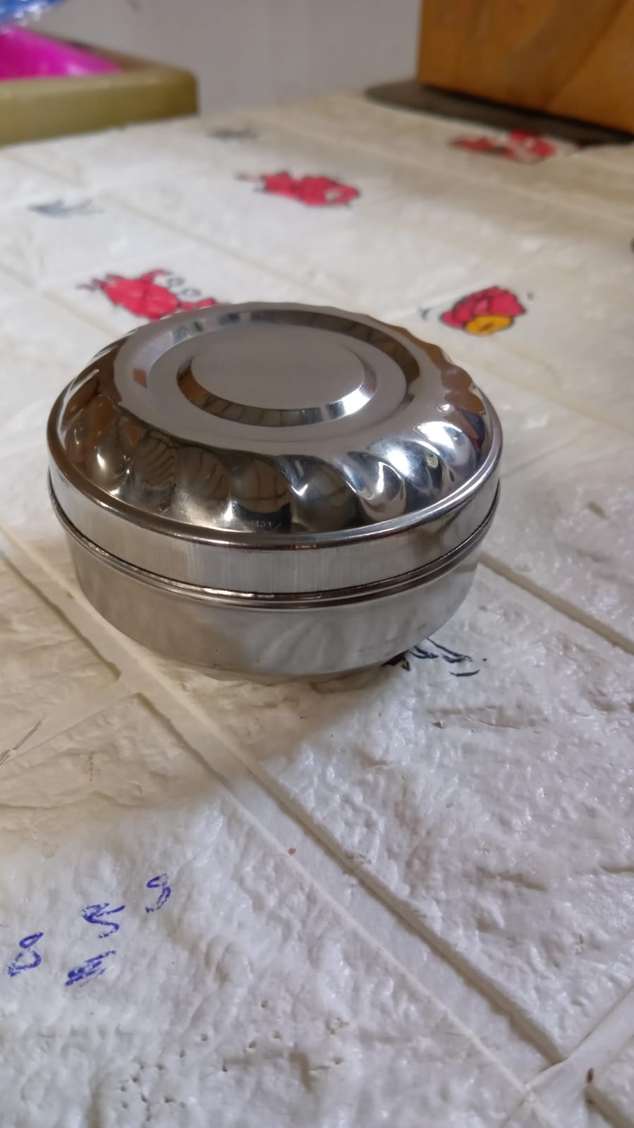 Round stainless steel tiffin box, suitable for all ages