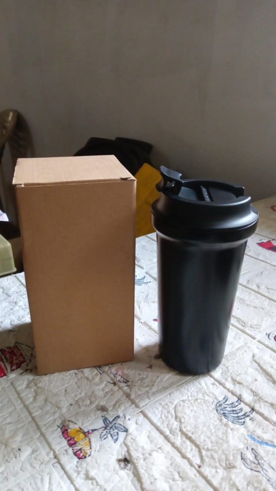 Reusable travel mug with vacuum insulation for coffee and tea.