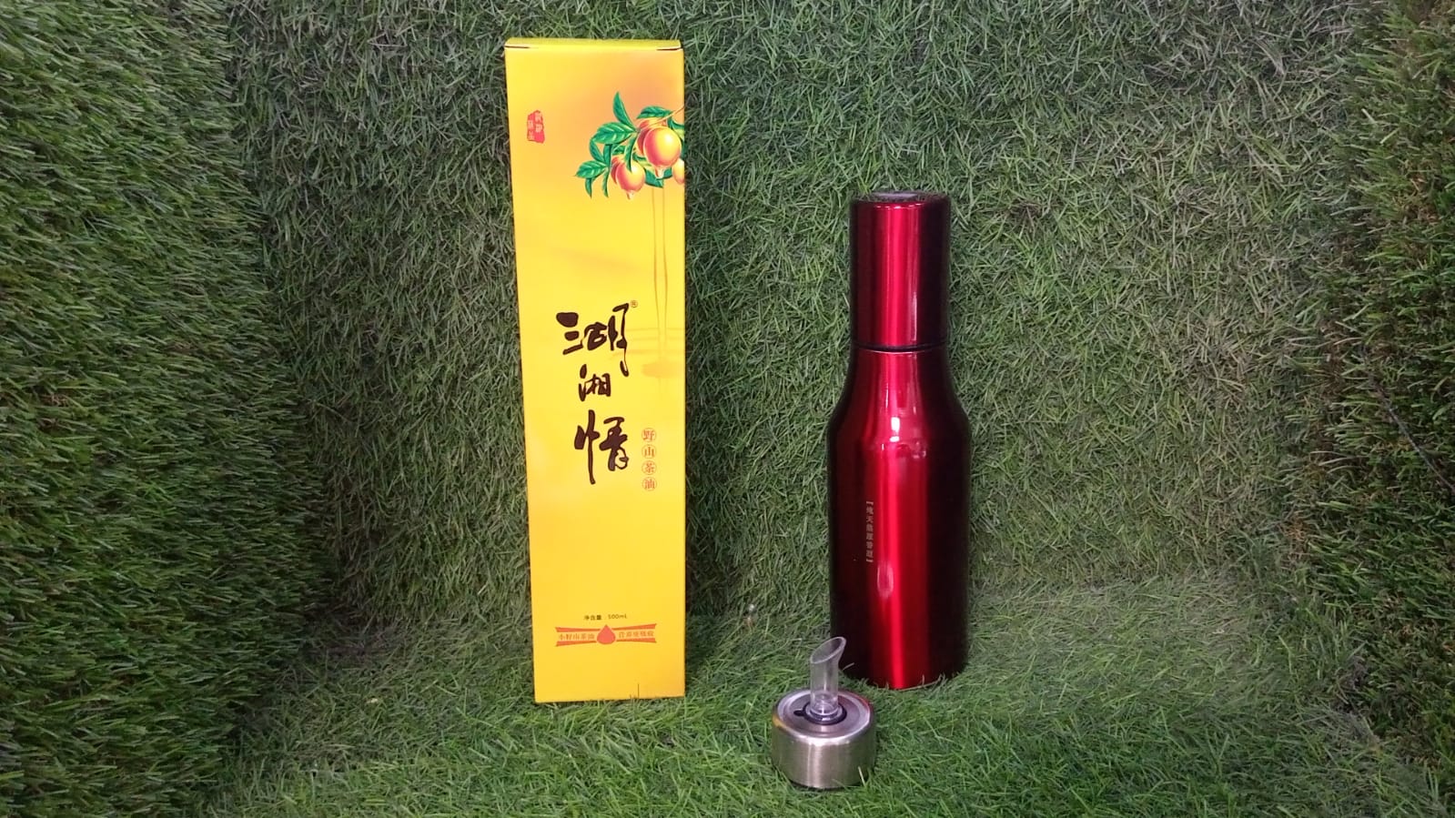 Stainless steel oil bottle with nozzle, 500 ml capacity for controlled pouring.